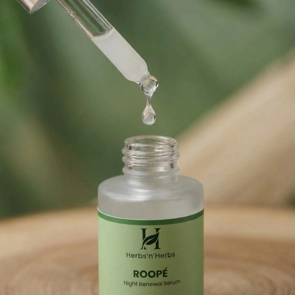 Herbs'n'Herbs ROOPÉ Night Renewal Serum droplet close-up